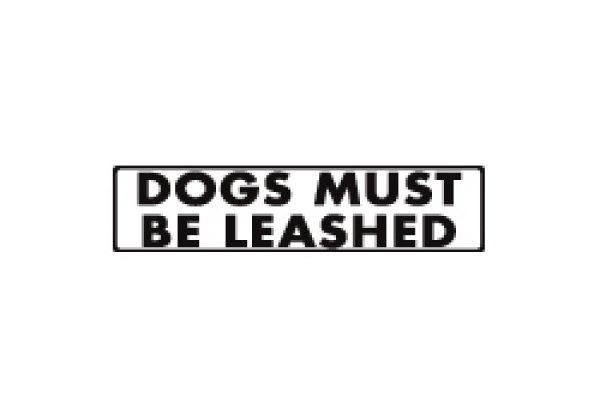 画像1: 犬リード着用 英語サインプレート アルミ素材 アメリカ輸入看板：DOGS MUST BE LEASHED [MADE IN U.S.A] (1)