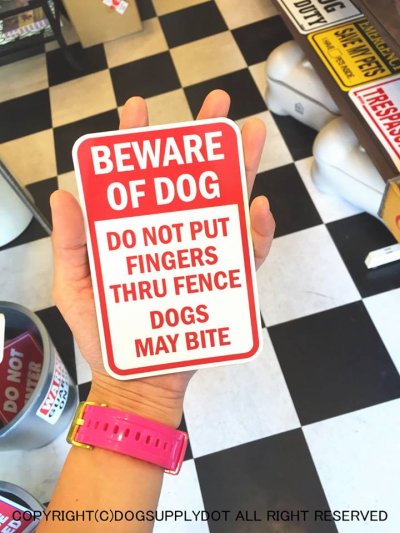 画像2: BEWARE OF DOG, DO NOT PUT FINGERS THRU FENCE, DOGS MAY BITEマグサイン