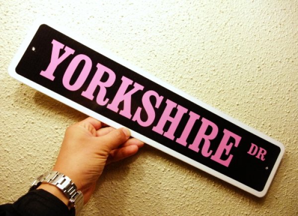 画像1: ヨークシャーテリア 英語看板 アメリカ道路標識 ストリートサインボード(黒/ピンク)：YORKSHIRE DR[MADE IN U.S.A] (1)