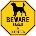 画像1: [MAGSIGN] ビーグル 注意 英語 英文 ローマ字 オペレーション中 動作中 オクタゴン(八角形)マグネット＆ステッカー BEWARE BEAGLE IN OPERATION 車/屋外用 日本製 (1)