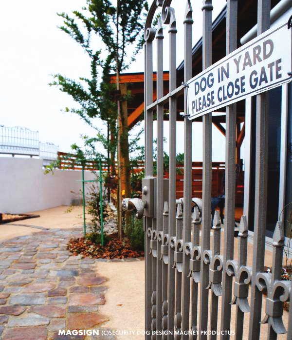 DOG IN YARD,PLASE CLOSE GATE,英語,犬が庭にいます,扉を閉めてください,カーマグネット,バンパーステッカー