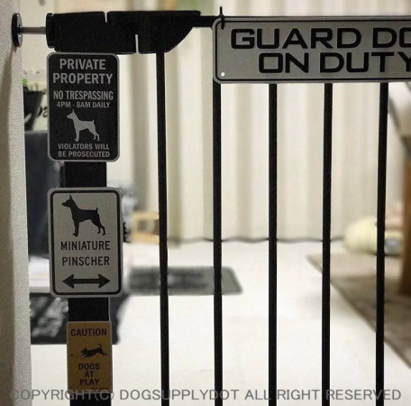 ミニチュアピンシャ―のイラスト＆矢印 マグネットサインをドッグドア犬扉に貼り付けています♪