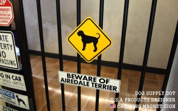 BEWARE OF AIREDALE TERRIER Mサイズと黄色い注意標識エアデールテリアSサイズとの組み合わせ